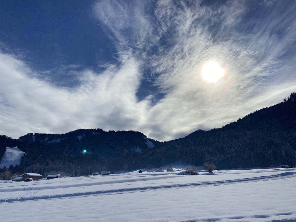 Blick auf die und von der Langlaufloipe, Schnee und Sonne